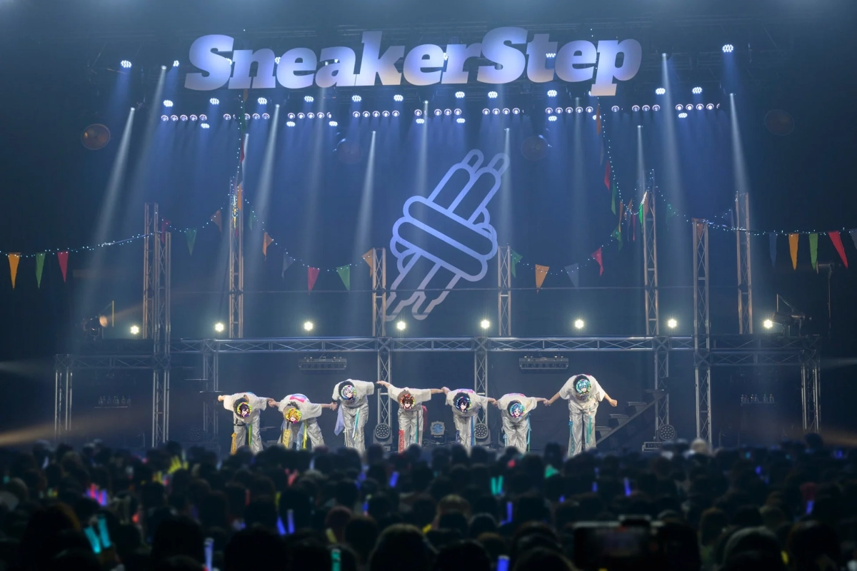 ライブステージで観客にお辞儀するすにすてメンバー