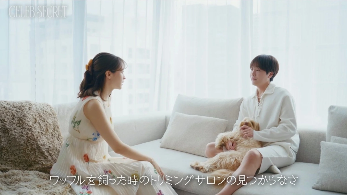 犬を抱く藤井サチ