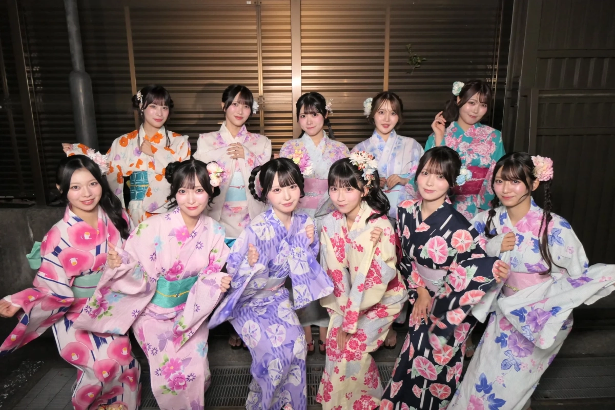 浴衣姿で花火を見守る≒JOYメンバー