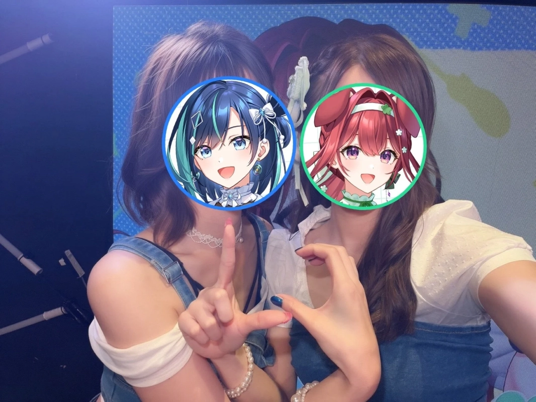 手でハートのポーズ