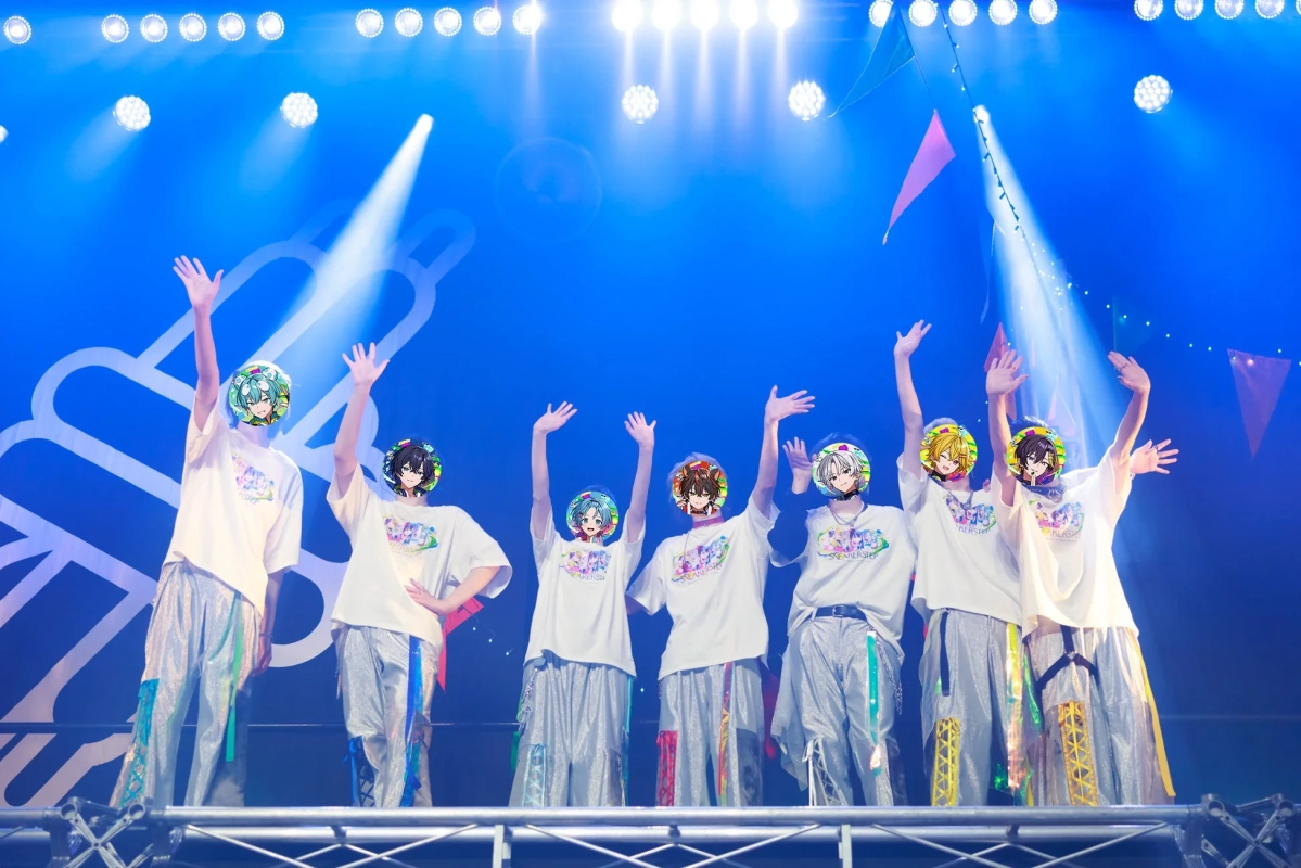 ライブステージでパフォーマンスするすにすてメンバー