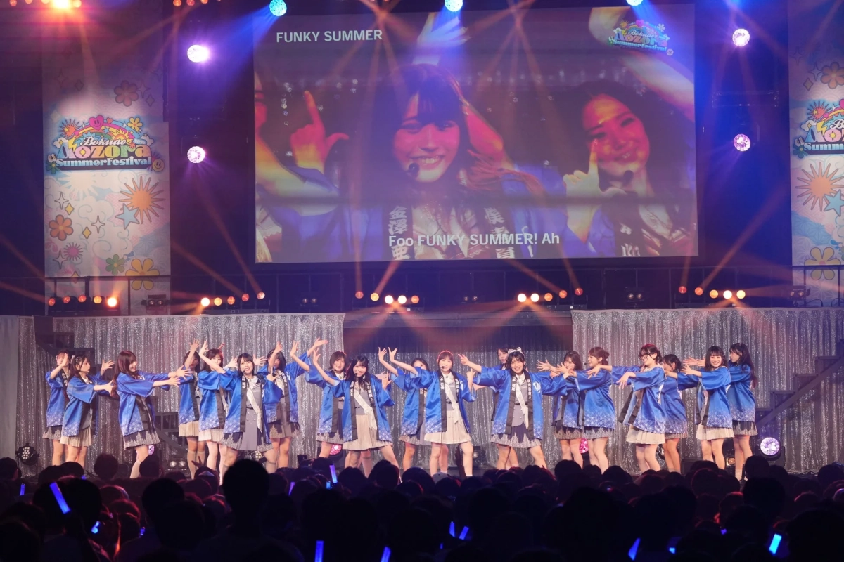 「FUNKY SUMMER」を披露するメンバー