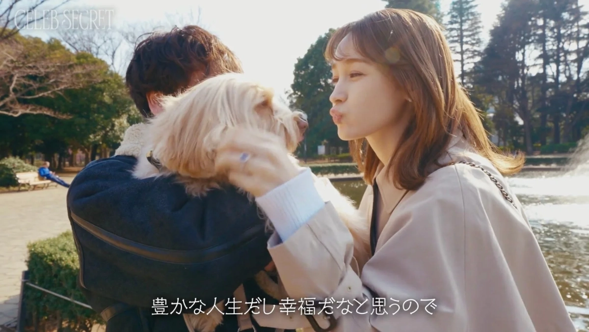 犬と散歩する藤井サチ