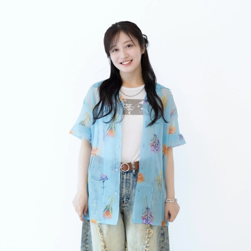 笑顔でポーズをとる川上千尋さん