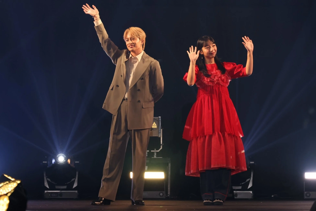 白濱亜嵐と山之内すずのステージ