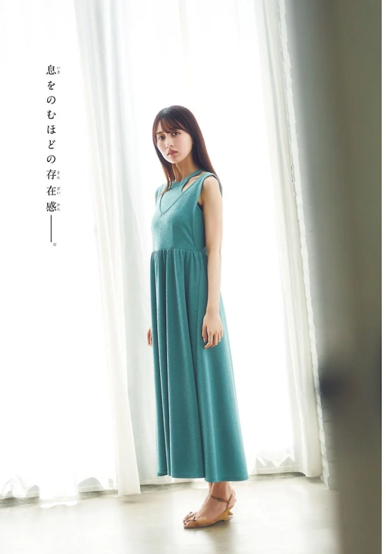 賀喜遥香さん ティール色のロングドレス姿