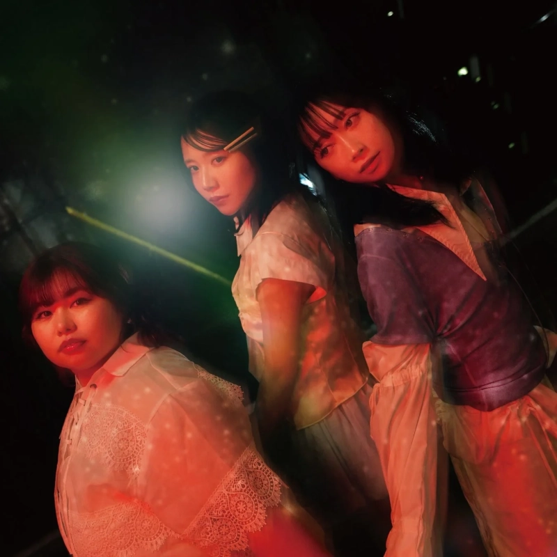 幻想的な光に包まれたくれいじーまぐねっとのメンバー