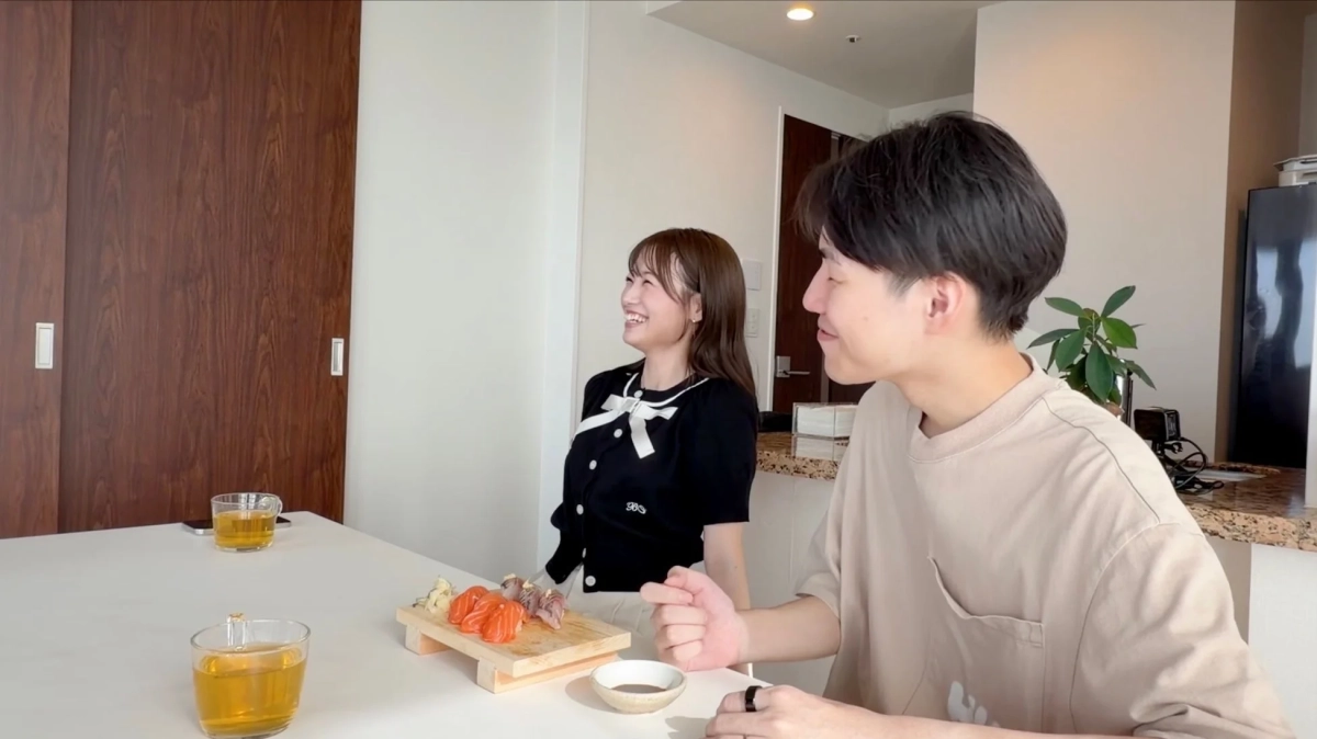 夫と寿司を囲む朝長美桜