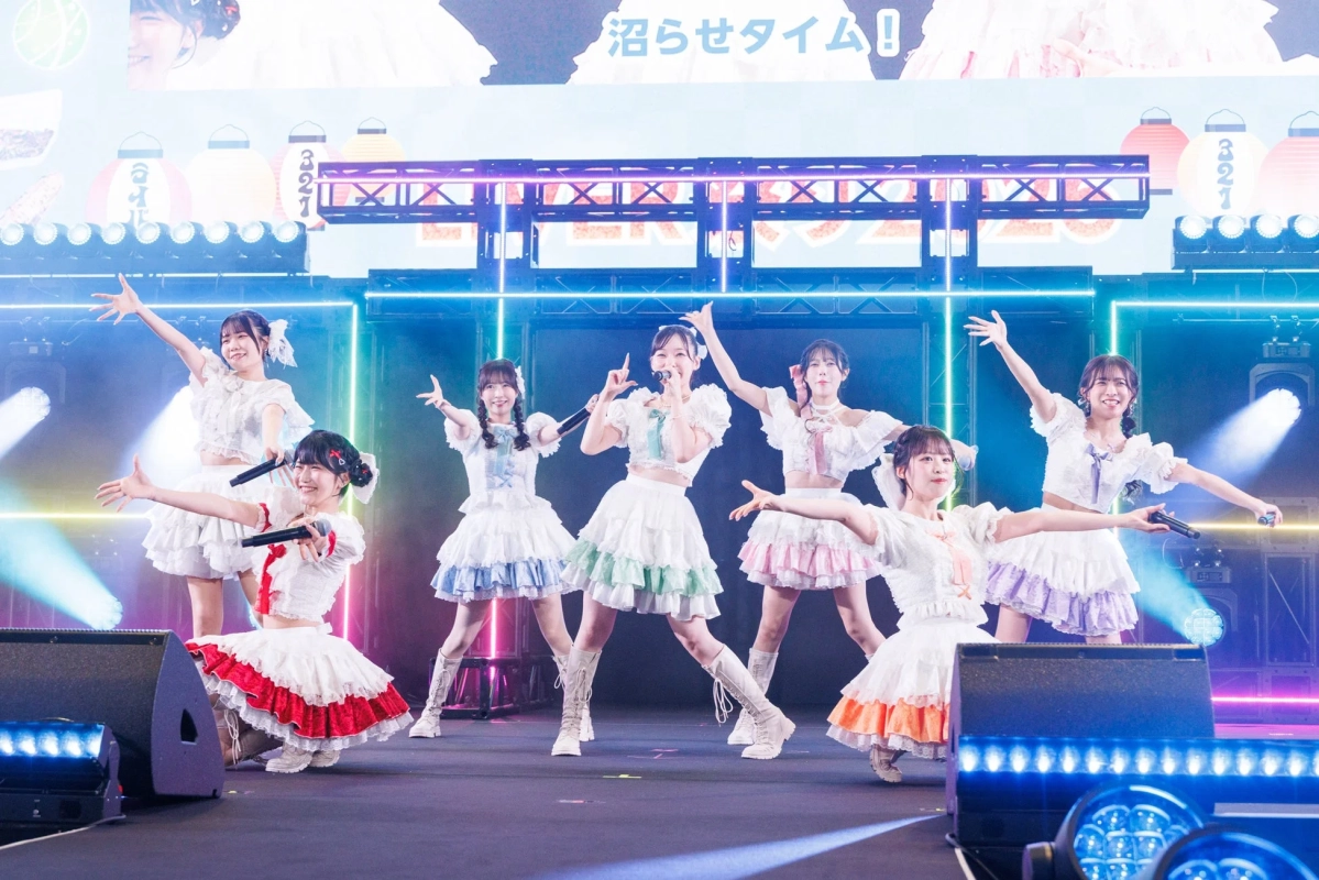 フリル衣装のアイドルグループ