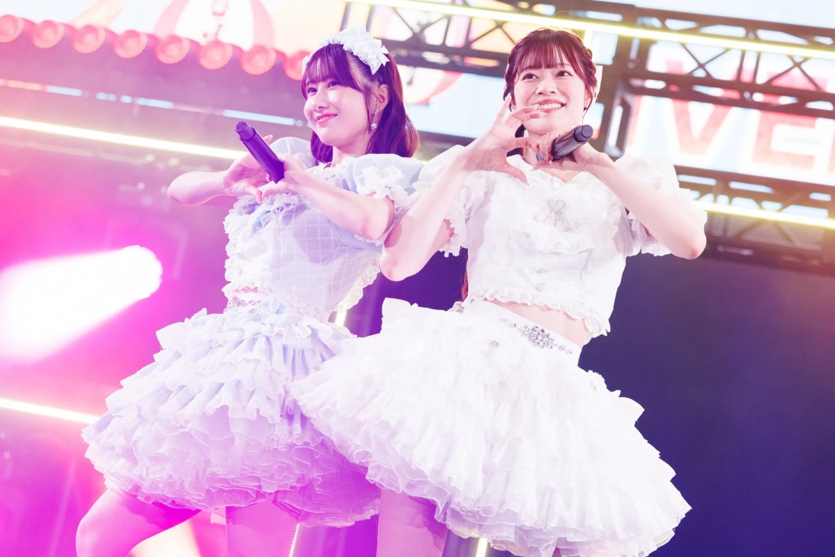 2人組アイドルユニットのステージ