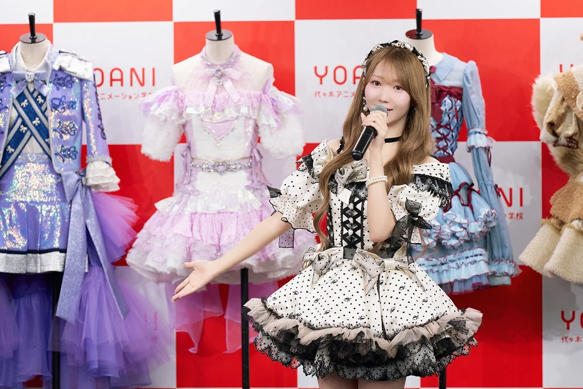 華やかな衣装を身につけた＝LOVE大谷映美里さん