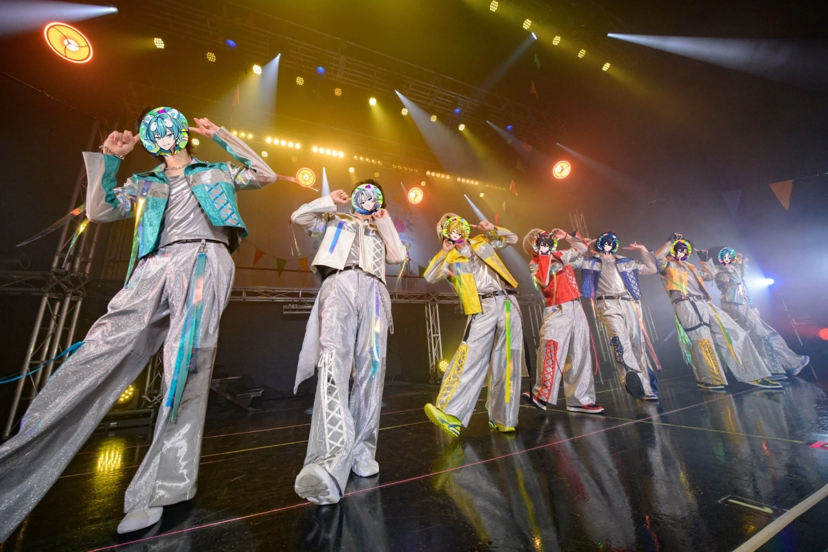 ライブステージでパフォーマンスするすにすてメンバー