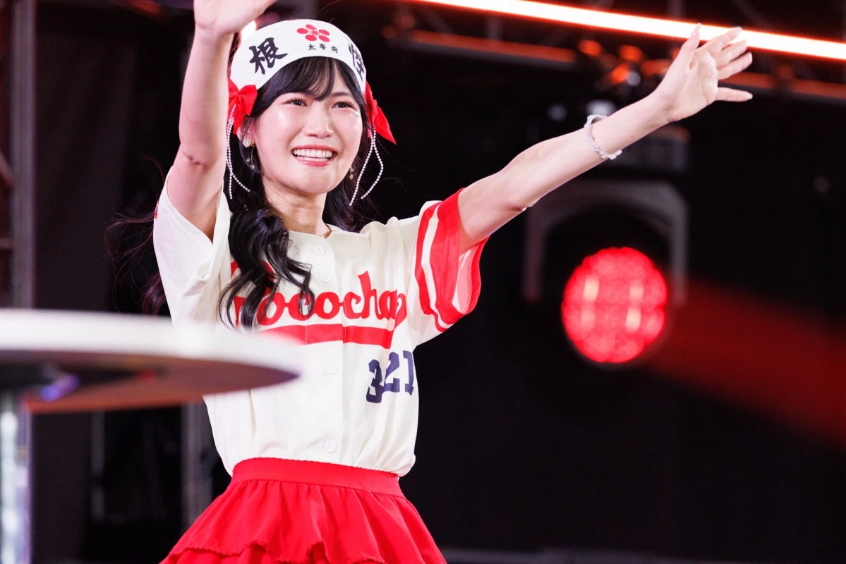 野球ユニフォーム風衣装の女性