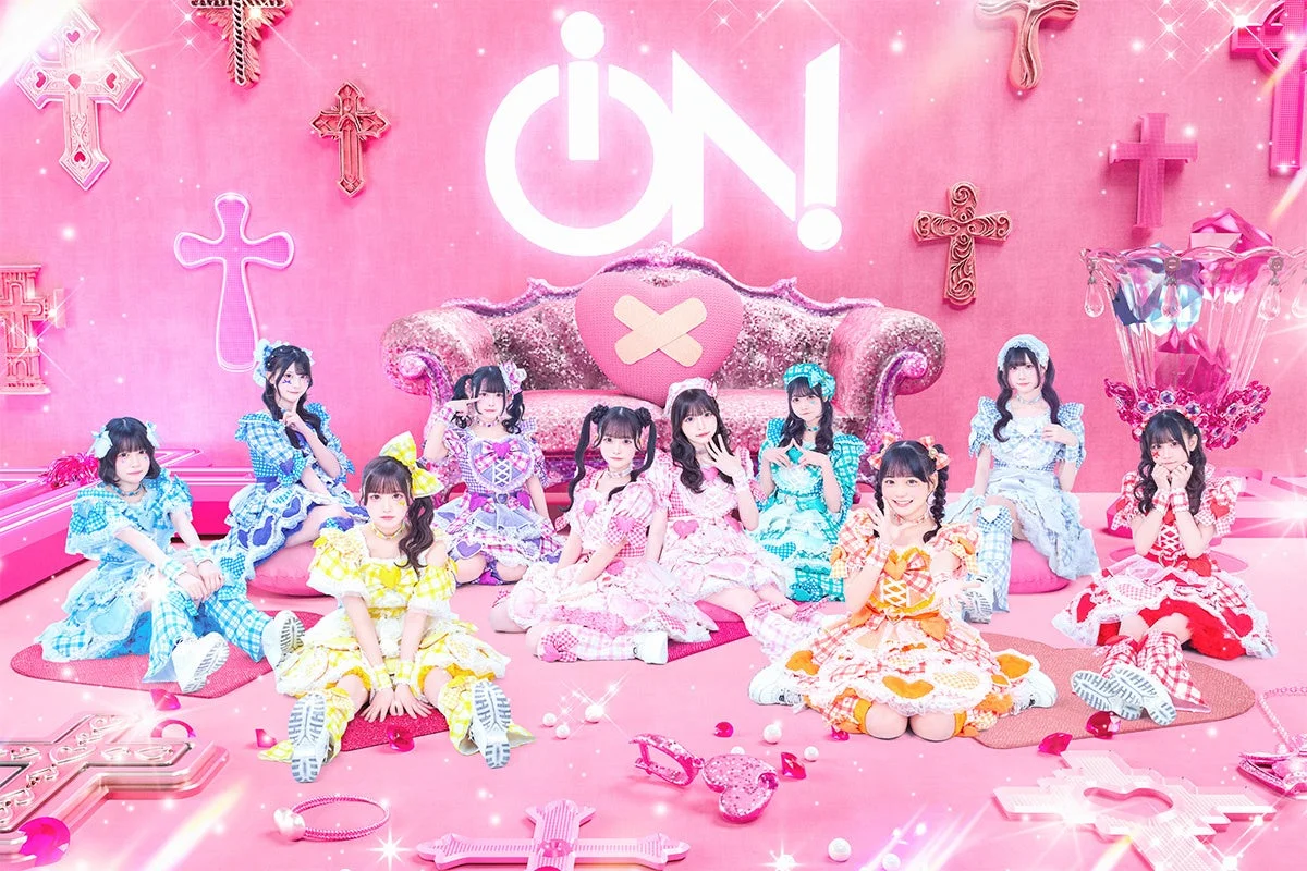 ピンクを基調とした衣装の女性アイドルグループ