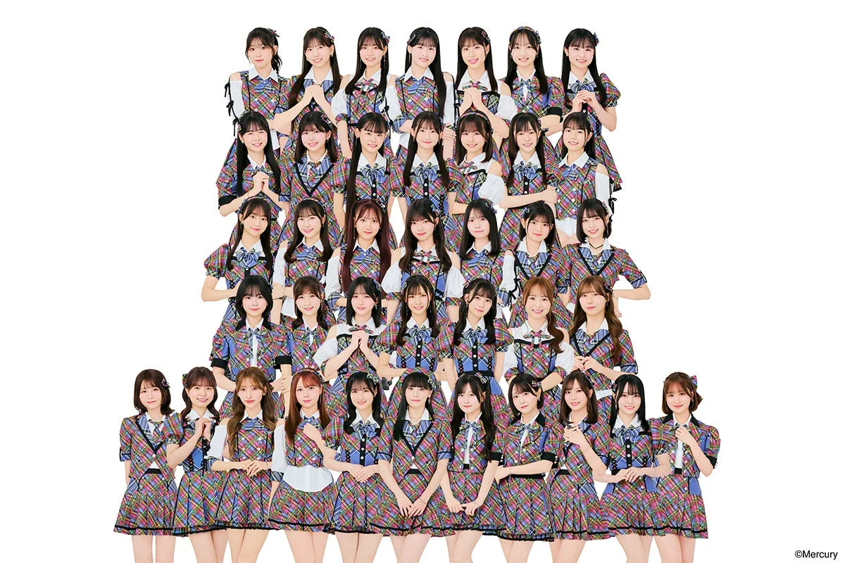 カラフルなチェック柄の衣装の女性アイドルグループ