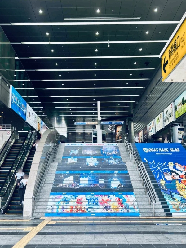 小倉駅の階段広告